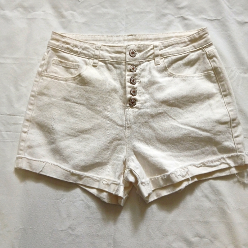 Women's Cream Button-Up Shorts‎